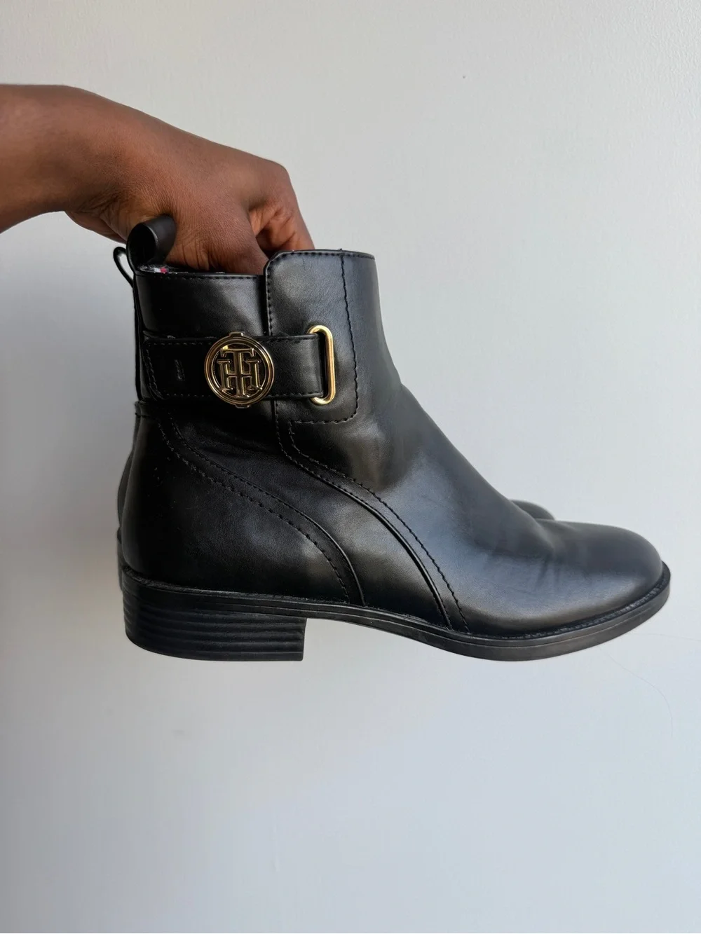 TOMMY HILFIGER  Comfort Rezin Round Toe Block Heel